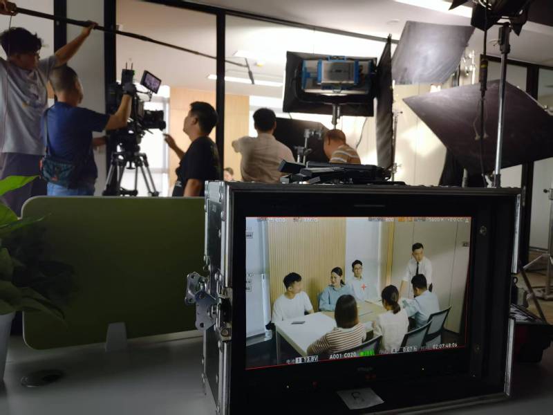渠县TVC拍摄公司：科技产品视觉化大师，诠释未来感与功能美学